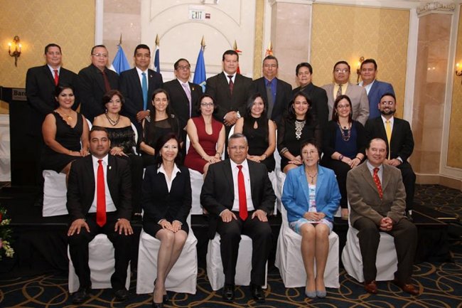 Graduados y autoridades durante la ceremonia de graduación del primer Diplomado en gerencia pública, impartido por docentes de la Universidad de Chile en la Universidad de El Salvador.