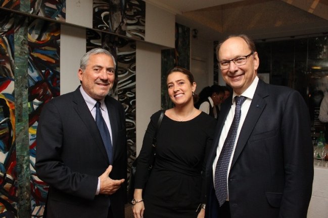 Embajador Fernando Ayala, junto Caroline, nieta y presidenta de la Fundación de Harald Edelstam, y el embajador sueco Robert Rydberg.