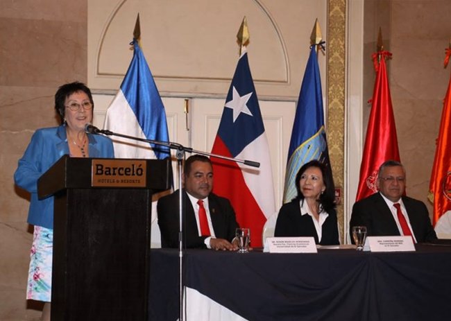 Embajadora de Chile, María Inés Ruz, señaló que la academia y la función pública nunca deben estar aparte durante la ceremonia de graduación del primer Diplomado en gerencia pública, impartido por docentes de la Universidad de Chile en la Universidad de El Salvador.