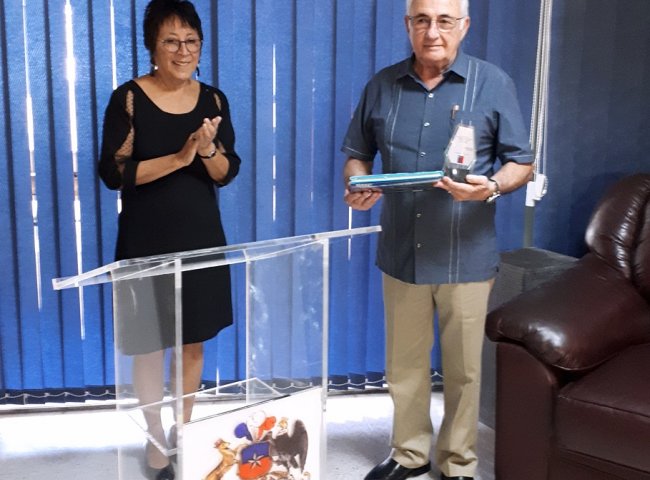 Embajadora Ruz entregó un reconocimiento por su destacada labor al Sr. Joe Mena, cónsul honorario de Chile en Belice.